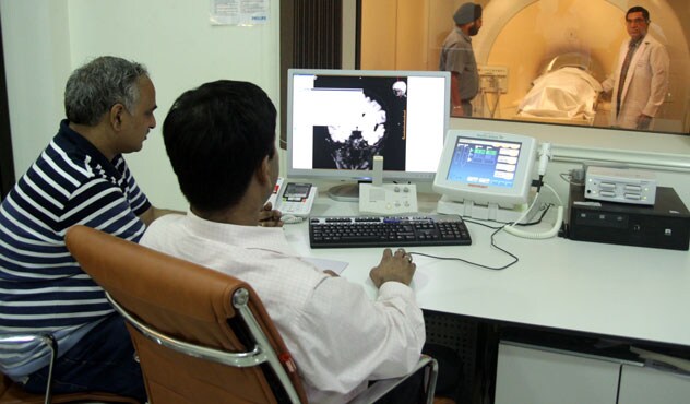 MRI_Service_Facility_Dr_Gulati_control_room