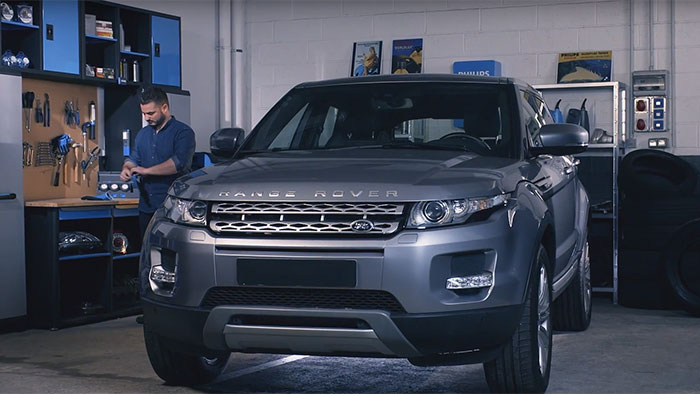 Cách thay bóng đèn pha trên Range Rover Evoque