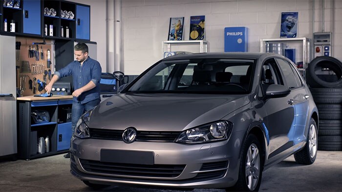 Cách thay bóng đèn pha trên Volkswagen Golf VII