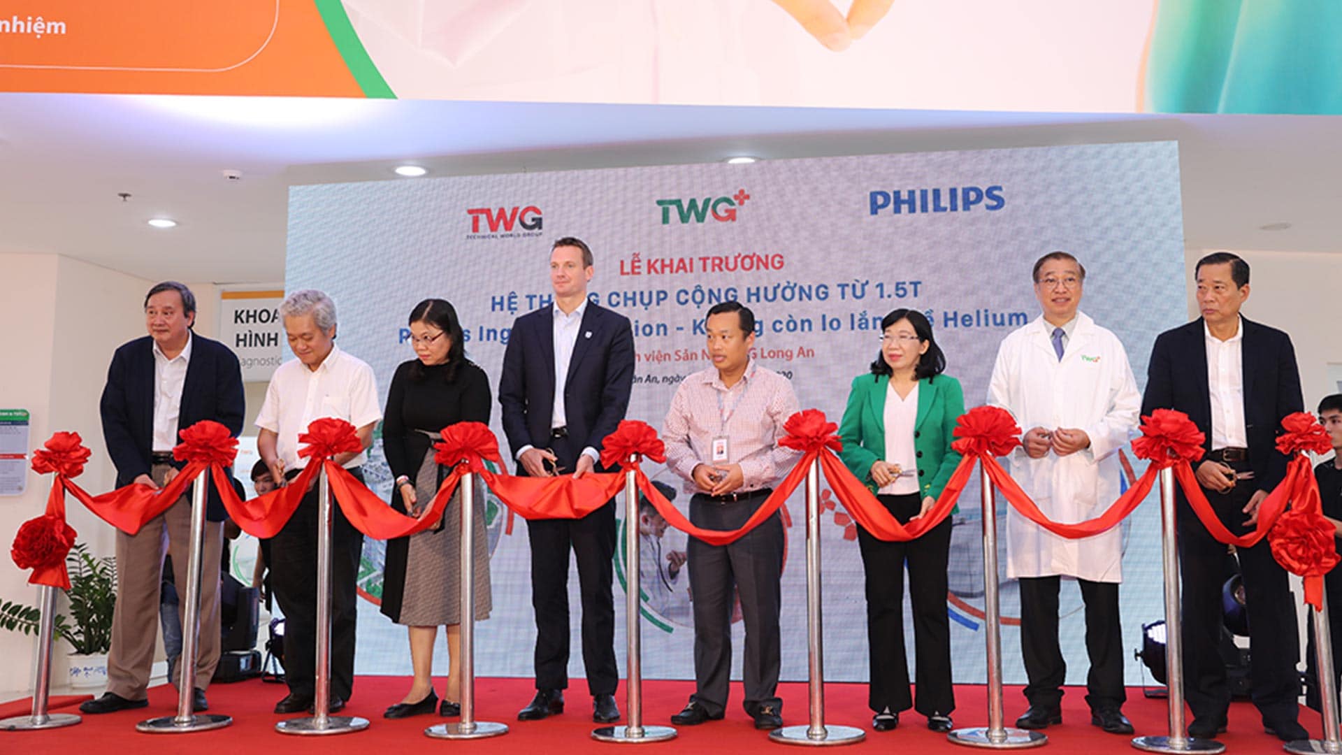 tải hình ảnh Đại diện bệnh viện sản nhi TWG Long An và Philips Việt Nam cùng các khách mời cắt băng khai trương hệ thống CHT Ingenia Ambition