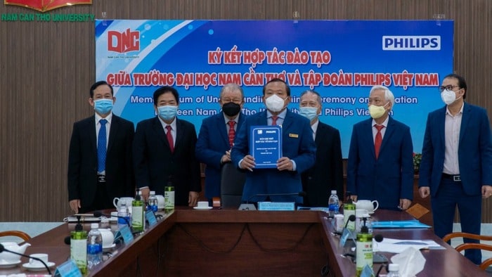 Philips Việt Nam ký kết bản ghi nhớ hợp tác đào tạo với Trường Đại học Nam Cần Thơ từ năm 2022 đến 2024 nhằm xây dựng nguồn nhân lực y tế, hỗ trợ công tác chẩn đoán và điều trị tại TP.Cần Thơ và khu vực Đồng bằng sông Cửu Long. 