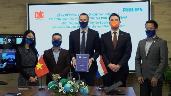 Lễ ký kết bản ghi nhớ hợp tác đào tạo trực tuyến giữa Philips Việt Nam và Trường Đại học Nam Cần Thơ