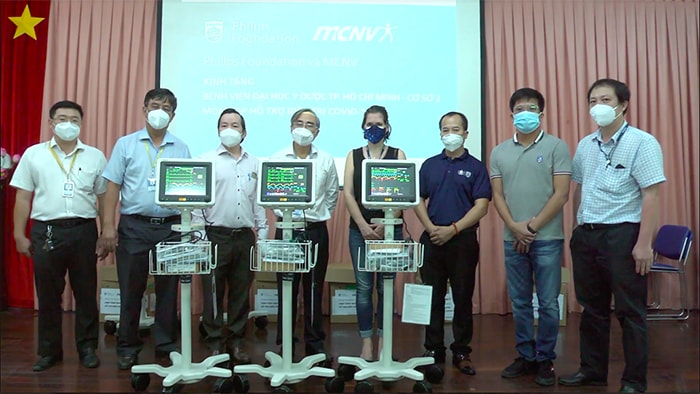 Quỹ Philips và Philips Việt Nam ủng hộ thiết bị theo dõi bệnh nhân hỗ trợ điều trị COVID-19