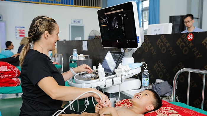 Philips chung tay cùng Viện tim mạch Việt Nam chăm sóc sức khỏe tim mạch cho đồng bào tại Sa Pa
