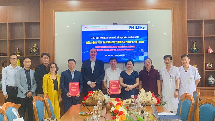 Đại diện Philips và Bệnh viện 